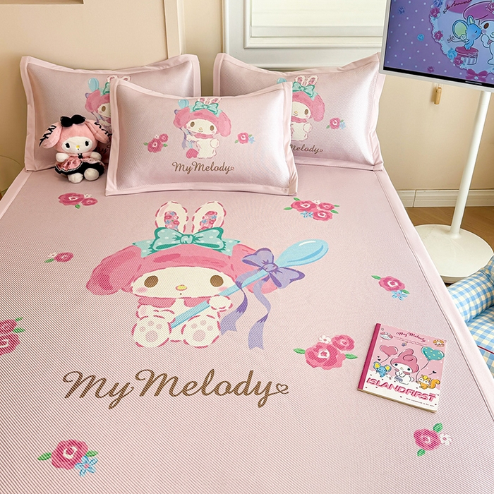 91家纺网 家纺一手货源 找家纺 蓝邻 2025春夏新款正版三丽鸥600D冰藤大版数码印花凉席-场景一 魔法美乐蒂