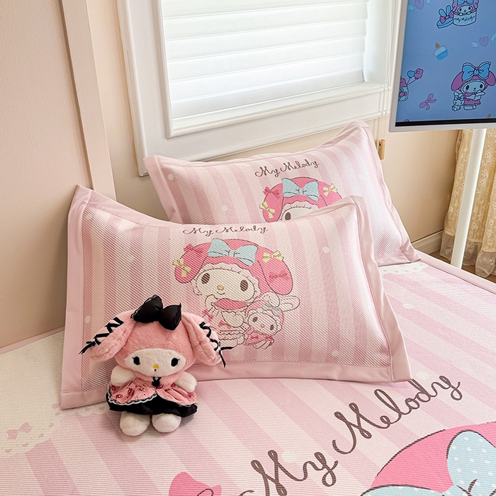 91家纺网 家纺一手货源 找家纺 蓝邻 2025春夏新款正版三丽鸥600D冰藤大版数码印花凉席-场景一 爱心美乐蒂