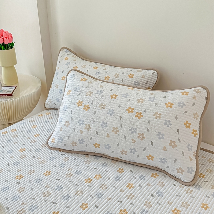 91家纺网 家纺一手货源 找家纺 橘夏家纺2025爆款棉感珍珠绸印花床盖三件套 朵朵花林--奶咖