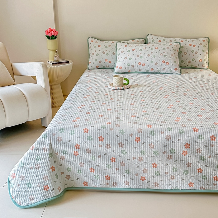 91家纺网 家纺一手货源 找家纺 橘夏家纺2025爆款棉感珍珠绸印花床盖三件套 朵朵花林--仙踪绿