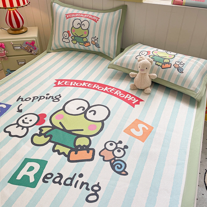 91家纺网 家纺一手货源 找家纺 蓝邻 2025春夏新款正版三丽鸥600D冰藤大版数码印花凉席-场景二 三眼蛙