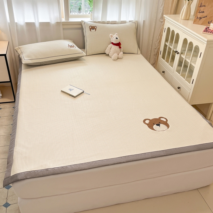 91家纺网 家纺一手货源 找家纺 雅居纺家纺 2025新款A类加厚三明治底华夫格绣花凉感席 床席款-熊出没