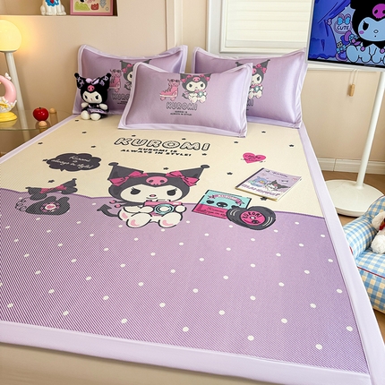 91家纺网 家纺一手货源 找家纺 蓝邻 2025春夏新款正版三丽鸥600D冰藤大版数码印花凉席-场景一 可爱库洛米