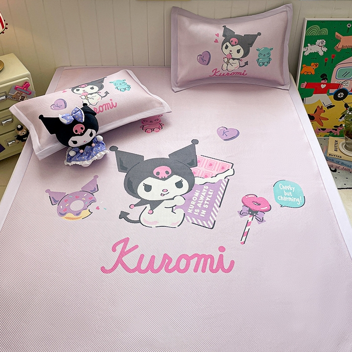 91家纺网 家纺一手货源 找家纺 蓝邻 2025春夏新款正版三丽鸥600D冰藤大版数码印花凉席-场景二 糖果库洛米