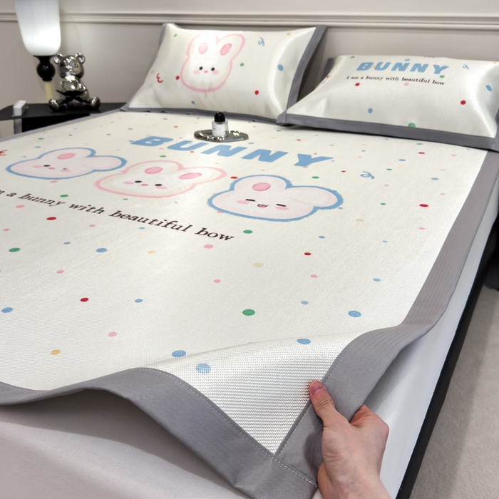 91家纺网 家纺一手货源 找家纺 倾慕  2025新款数码大版时尚卡通风冰藤席 BUNNY兔