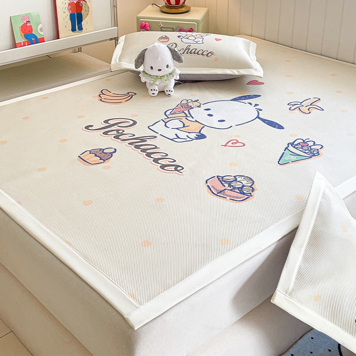 91家纺网 家纺一手货源 找家纺 蓝邻 2025春夏新款正版三丽鸥600D冰藤大版数码印花凉席-场景二 甜品帕恰狗