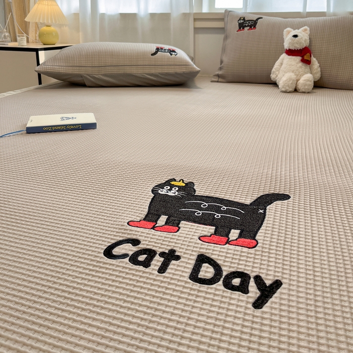 91家纺网 家纺一手货源 找家纺 雅居纺家纺 2025新款A类加厚三明治底华夫格绣花凉感席 床席款-喵喵