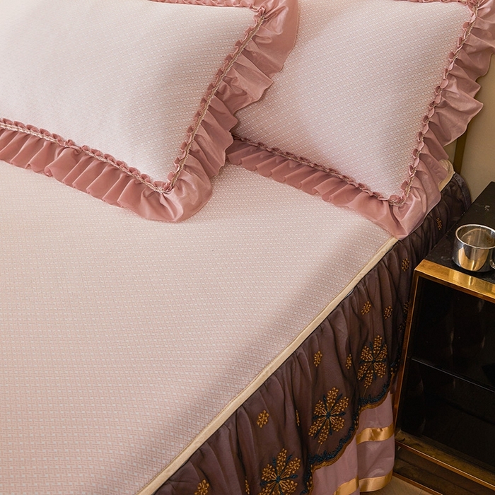 91家纺网 家纺一手货源 找家纺 情恒家纺   2025新款提花PE海洋丝可脱卸床裙席三件套 阡陌 淡粉