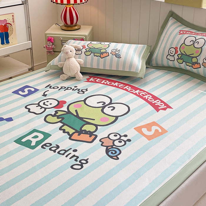 91家纺网 家纺一手货源 找家纺 蓝邻 2025春夏新款正版三丽鸥600D冰藤大版数码印花凉席-场景二 三眼蛙