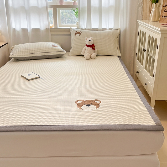 91家纺网 家纺一手货源 找家纺 雅居纺家纺 2025新款A类加厚三明治底华夫格绣花凉感席 床席款-熊出没