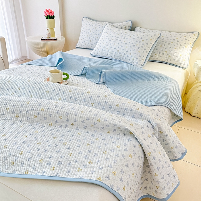 91家纺网 家纺一手货源 找家纺 橘夏家纺2025爆款棉感珍珠绸印花床盖三件套 花非花--晴空蓝