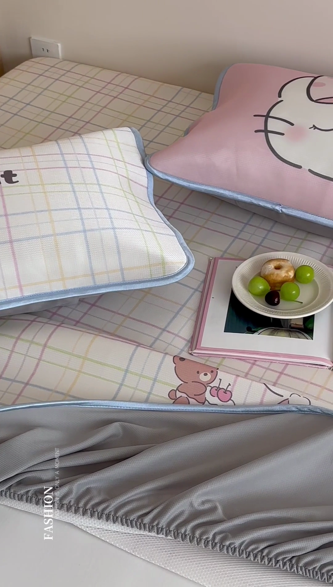 91家纺网 家纺一手货源 找家纺 如一2025A类ins大版数码卡通印花冰丝凉感席 领结猫-床笠