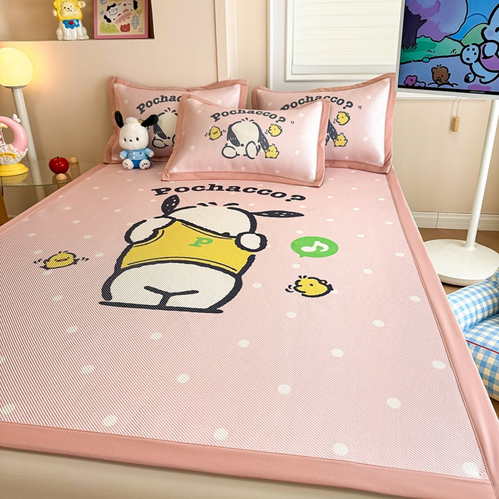 91家纺网 家纺一手货源 找家纺 蓝邻 2025春夏新款正版三丽鸥600D冰藤大版数码印花凉席-场景一 萌萌帕恰狗