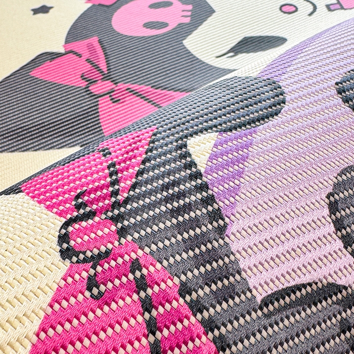 91家纺网 家纺一手货源 找家纺 蓝邻 2025春夏新款正版三丽鸥600D冰藤大版数码印花凉席-场景一 可爱库洛米