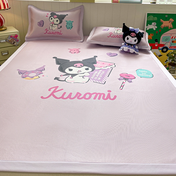 91家纺网 家纺一手货源 找家纺 蓝邻 2025春夏新款正版三丽鸥600D冰藤大版数码印花凉席-场景二 糖果库洛米