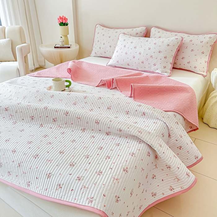 91家纺网 家纺一手货源 找家纺 橘夏家纺2025爆款棉感珍珠绸印花床盖三件套 木棉蝶花--粉玉