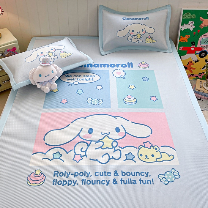 91家纺网 家纺一手货源 找家纺 蓝邻 2025春夏新款正版三丽鸥600D冰藤大版数码印花凉席-场景二 淘气大耳狗