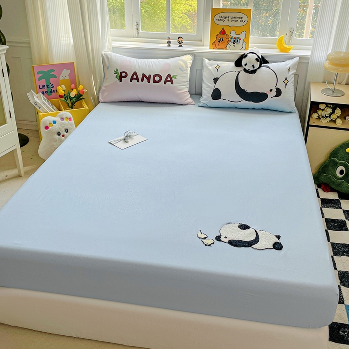 91家纺网 家纺一手货源 找家纺 海岛哥哥 2025春夏新款大版枕套毛巾绣床笠 大版顽皮熊猫蓝