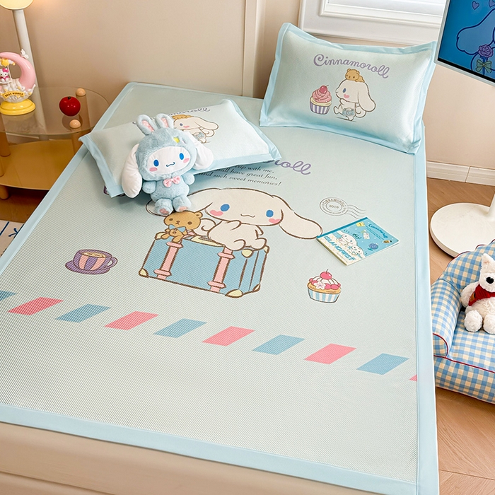 91家纺网 家纺一手货源 找家纺 蓝邻 2025春夏新款正版三丽鸥600D冰藤大版数码印花凉席-场景一 害羞玉桂狗