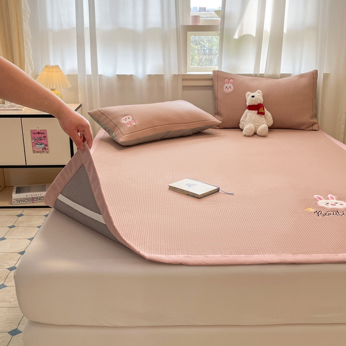 91家纺网 家纺一手货源 找家纺 雅居纺家纺 2025新款A类加厚三明治底华夫格绣花凉感席 床席款-幸福兔