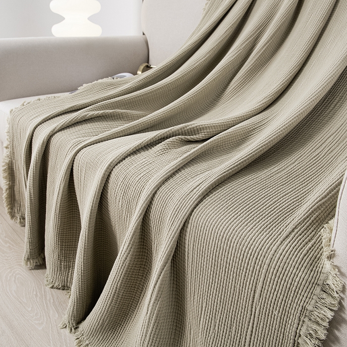 91家纺网 家纺一手货源 找家纺 皇寝世家家居 2025新款A类全棉针织四层纱苏流毯子沙发盖毯 午睡复古毛毯 静谧-梅染