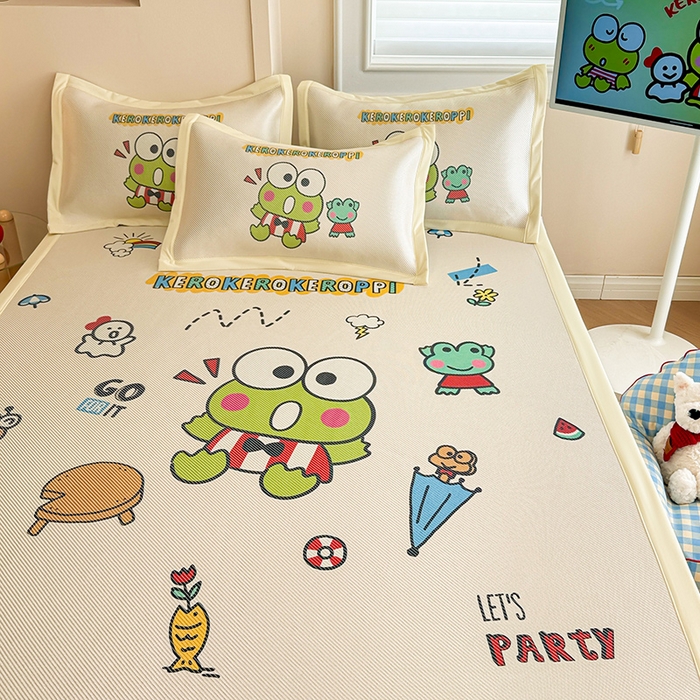 91家纺网 家纺一手货源 找家纺 蓝邻 2025春夏新款正版三丽鸥600D冰藤大版数码印花凉席-场景一 派队三眼蛙