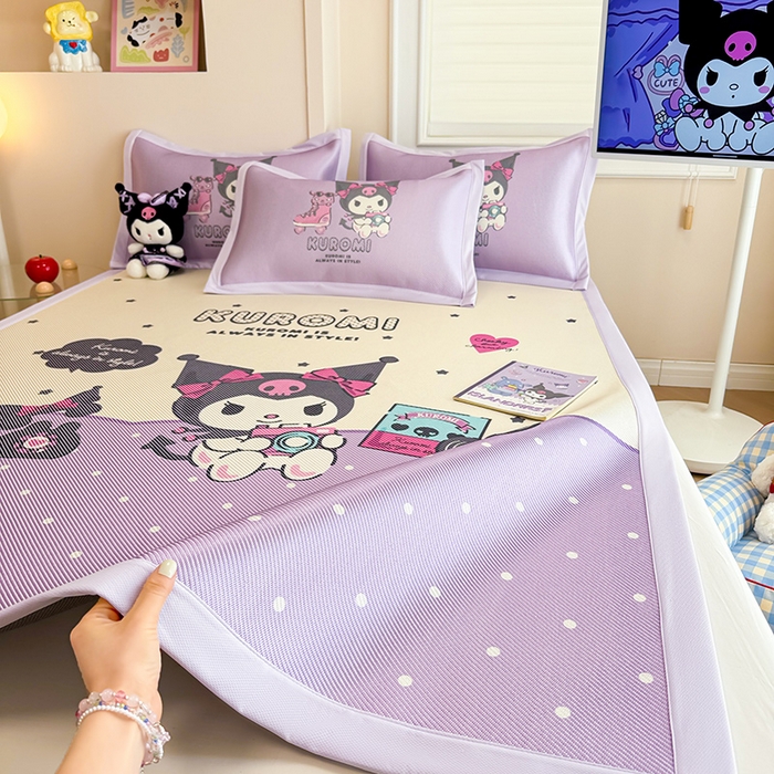 91家纺网 家纺一手货源 找家纺 蓝邻 2025春夏新款正版三丽鸥600D冰藤大版数码印花凉席-场景一 可爱库洛米