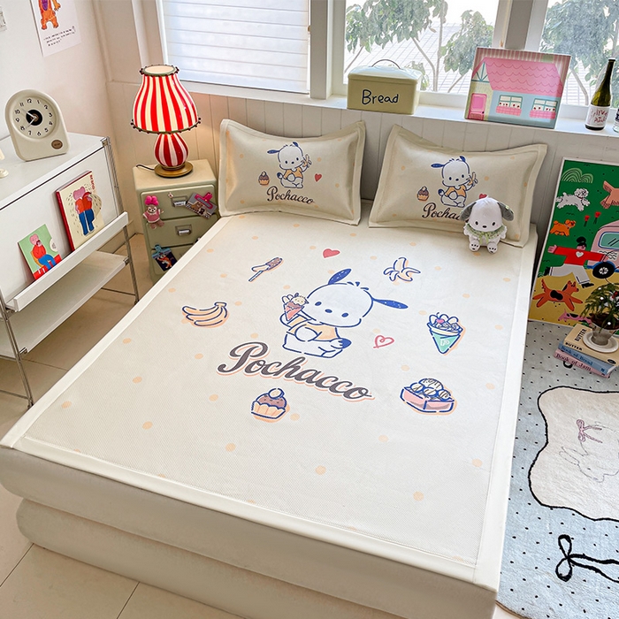 91家纺网 家纺一手货源 找家纺 蓝邻 2025春夏新款正版三丽鸥600D冰藤大版数码印花凉席-场景二 甜品帕恰狗