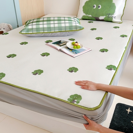 91家纺网 家纺一手货源 找家纺 如一2025A类ins大版数码卡通印花冰丝凉感席 绿森林-床笠-床笠