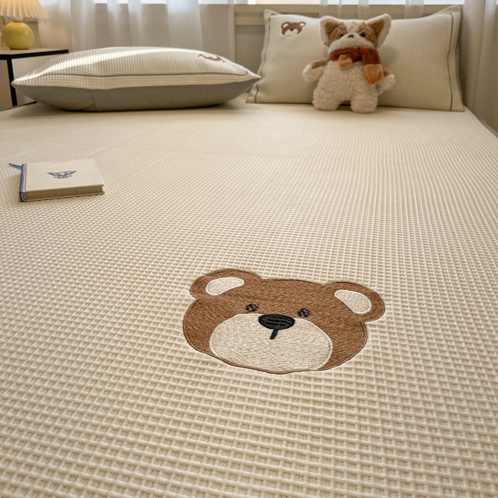 91家纺网 家纺一手货源 找家纺 雅居纺家纺 2025新款A类加厚三明治底华夫格绣花凉感席 床笠款-熊出没