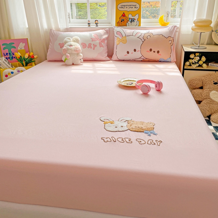 91家纺网 家纺一手货源 找家纺 海岛哥哥 2025春夏新款大版枕套毛巾绣床笠 大版兔兔的好朋友