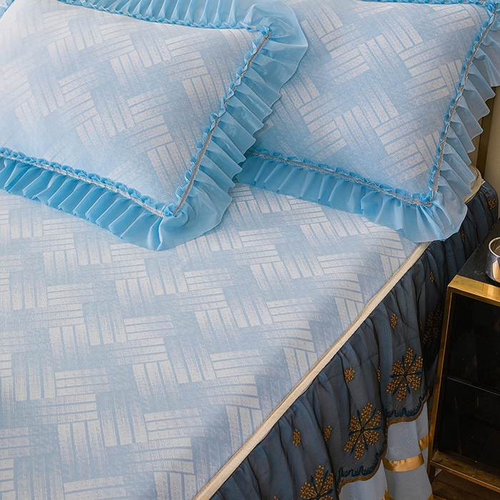 91家纺网 家纺一手货源 找家纺 情恒家纺   2025新款提花PE海洋丝可脱卸床裙席三件套 城市剪影 清新蓝