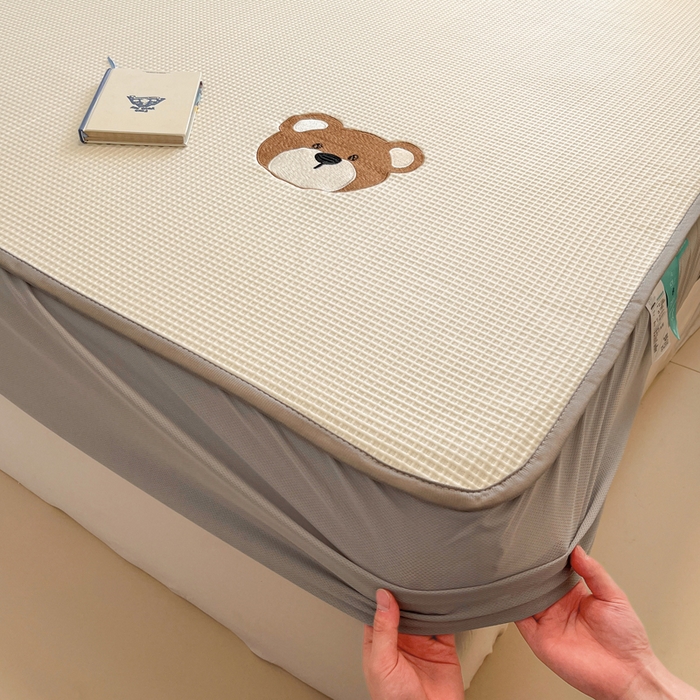 91家纺网 家纺一手货源 找家纺 雅居纺家纺 2025新款A类加厚三明治底华夫格绣花凉感席 床笠款-熊出没