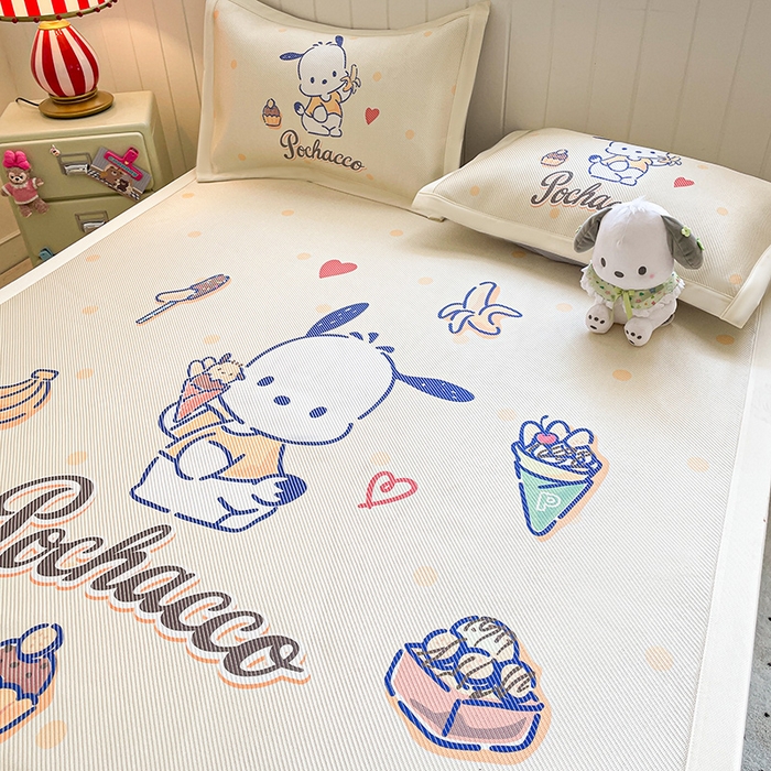 91家纺网 家纺一手货源 找家纺 蓝邻 2025春夏新款正版三丽鸥600D冰藤大版数码印花凉席-场景二 甜品帕恰狗