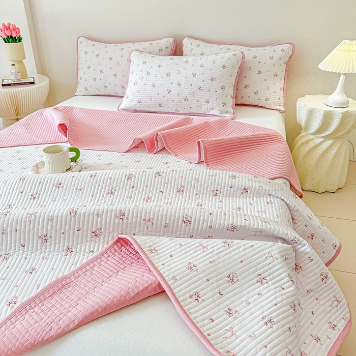 91家纺网 家纺一手货源 找家纺 橘夏家纺2025爆款棉感珍珠绸印花床盖三件套 木棉蝶花--粉玉