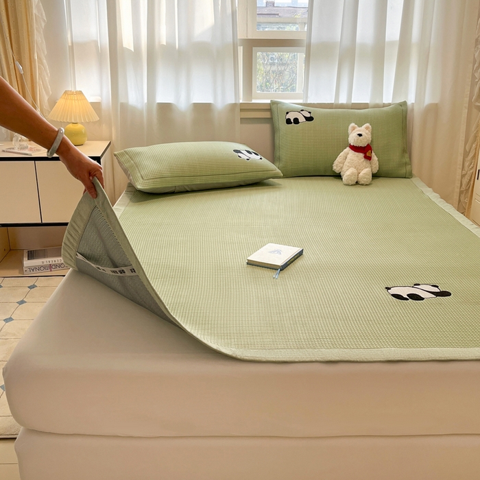 91家纺网 家纺一手货源 找家纺 雅居纺家纺 2025新款A类加厚三明治底华夫格绣花凉感席 床席款-爬爬熊猫