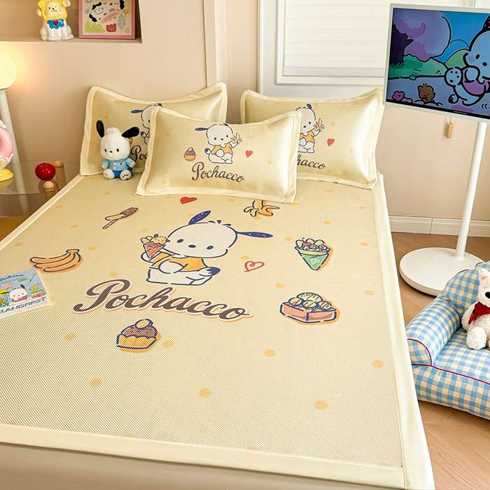 91家纺网 家纺一手货源 找家纺 蓝邻 2025春夏新款正版三丽鸥600D冰藤大版数码印花凉席-场景一 甜品帕恰狗