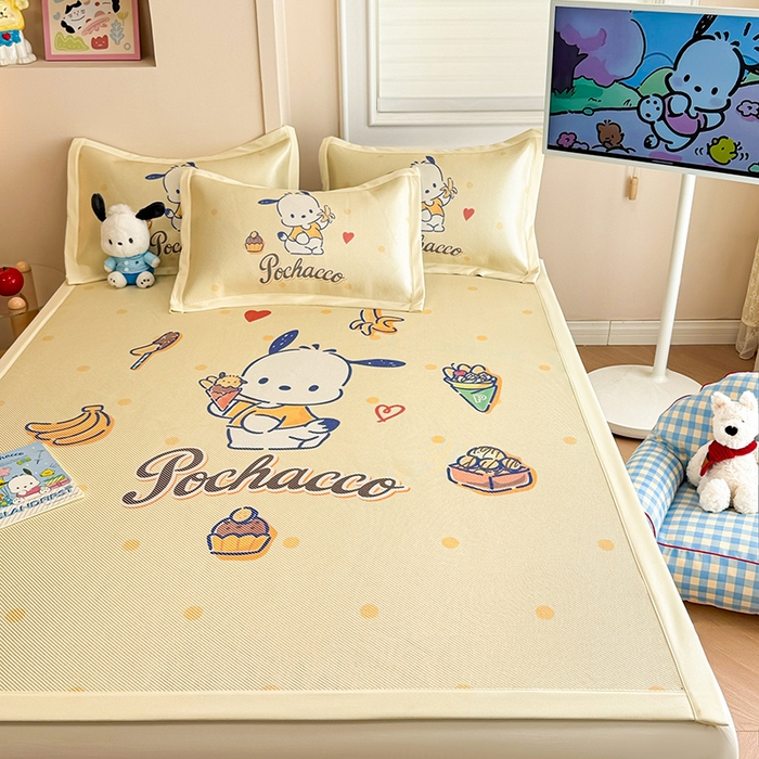 91家纺网 家纺一手货源 找家纺 蓝邻 2025春夏新款正版三丽鸥600D冰藤大版数码印花凉席-场景一 甜品帕恰狗