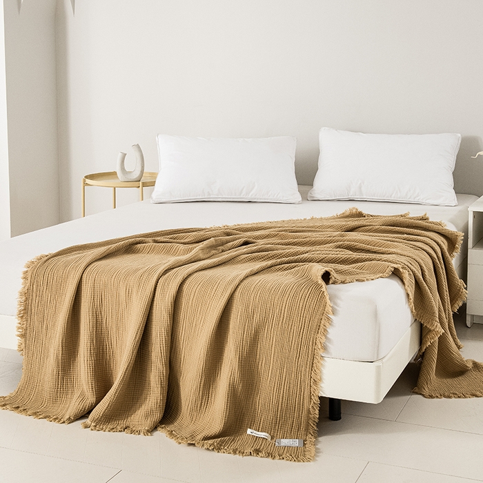 91家纺网 家纺一手货源 找家纺 皇寝世家家居 2025新款A类全棉针织四层纱苏流毯子沙发盖毯 午睡复古毛毯 静谧-焦糖