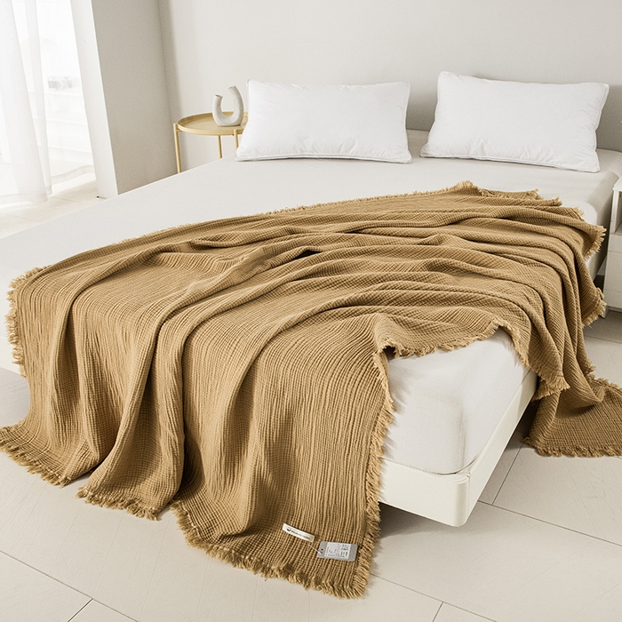 91家纺网 家纺一手货源 找家纺 皇寝世家家居 2025新款A类全棉针织四层纱苏流毯子沙发盖毯 午睡复古毛毯 静谧-焦糖