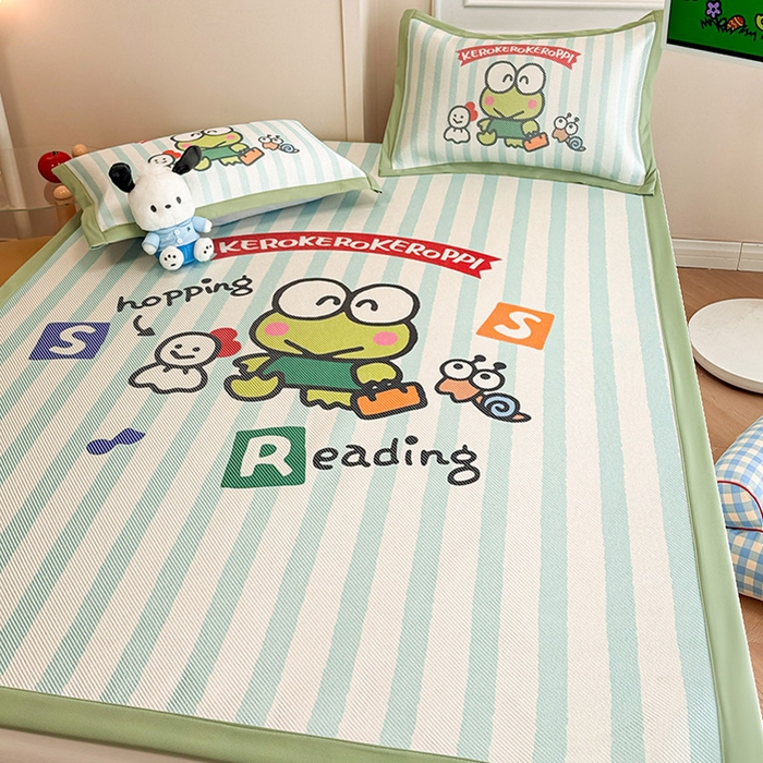 91家纺网 家纺一手货源 找家纺 蓝邻 2025春夏新款正版三丽鸥600D冰藤大版数码印花凉席-场景一 三眼蛙