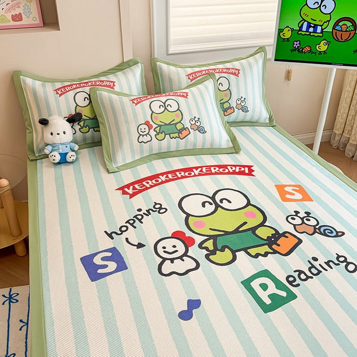 91家纺网 家纺一手货源 找家纺 蓝邻 2025春夏新款正版三丽鸥600D冰藤大版数码印花凉席-场景一 三眼蛙