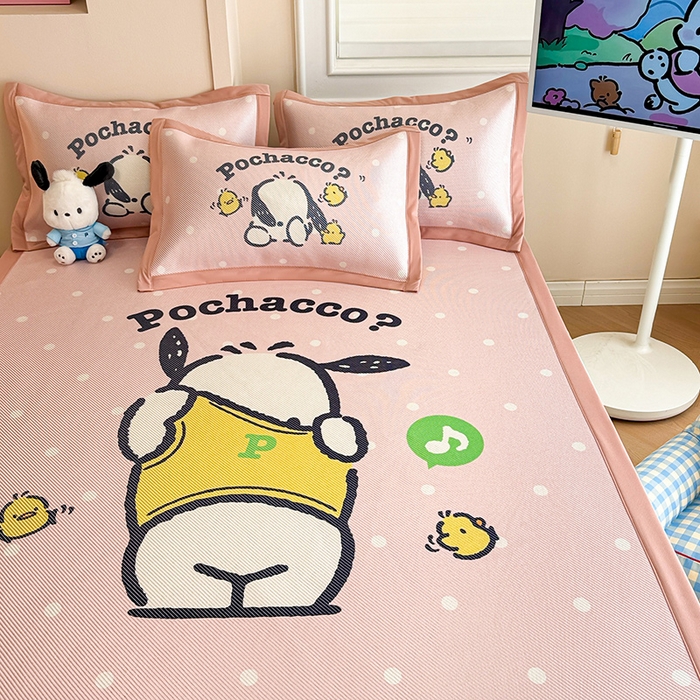 91家纺网 家纺一手货源 找家纺 蓝邻 2025春夏新款正版三丽鸥600D冰藤大版数码印花凉席-场景一 萌萌帕恰狗