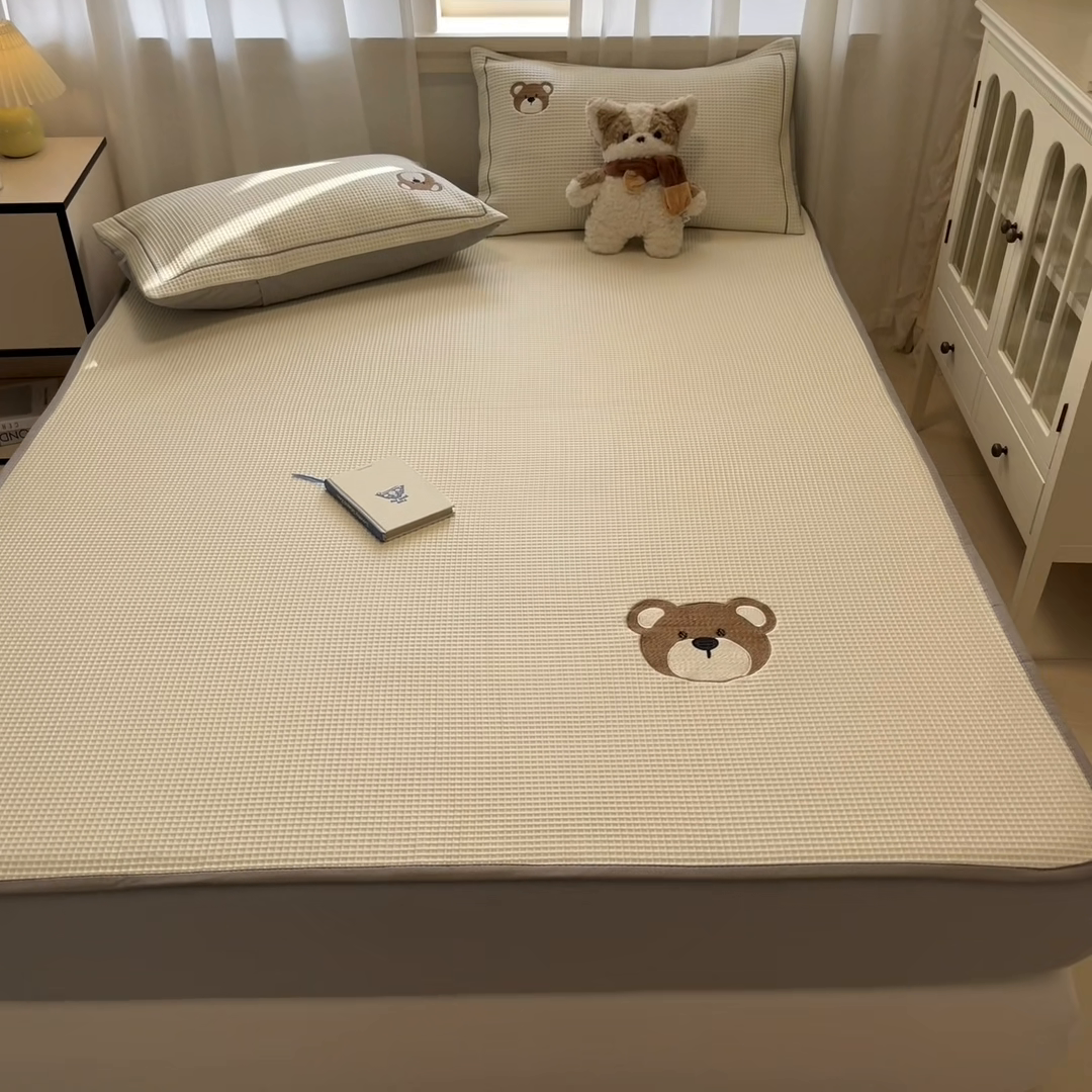 91家纺网 家纺一手货源 找家纺 雅居纺家纺 2025新款A类加厚三明治底华夫格绣花凉感席 床笠款-熊出没