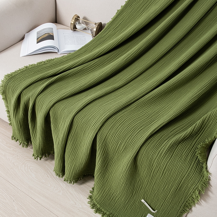 91家纺网 家纺一手货源 找家纺 皇寝世家家居 2025新款A类全棉针织四层纱苏流毯子沙发盖毯 午睡复古毛毯 静谧-海松色