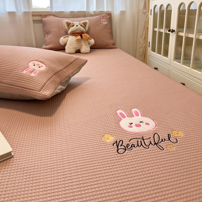 91家纺网 家纺一手货源 找家纺 雅居纺家纺 2025新款A类加厚三明治底华夫格绣花凉感席 床笠款-幸福兔