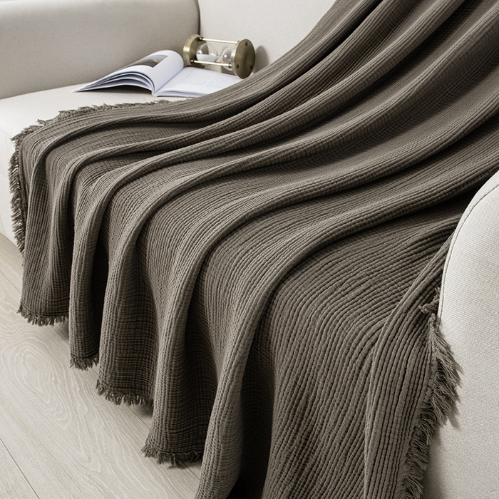 91家纺网 家纺一手货源 找家纺 皇寝世家家居 2025新款A类全棉针织四层纱苏流毯子沙发盖毯 午睡复古毛毯 静谧-茶色