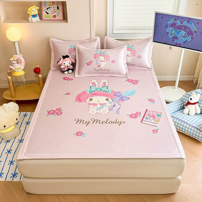 91家纺网 家纺一手货源 找家纺 蓝邻 2025春夏新款正版三丽鸥600D冰藤大版数码印花凉席-场景一 魔法美乐蒂