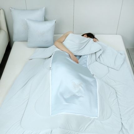 91家纺网 家纺一手货源 找家纺 2025新款天丝蝴蝶凉感抱枕被 湖水蓝