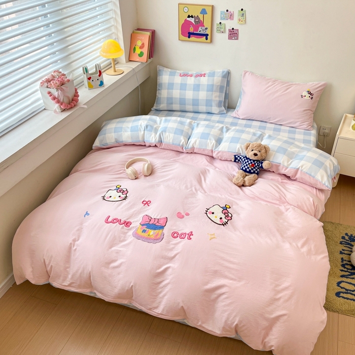 91家纺网 家纺一手货源 找家纺 雨帆  2025新款卡通水洗棉毛巾绣四件套 粉+蓝大格